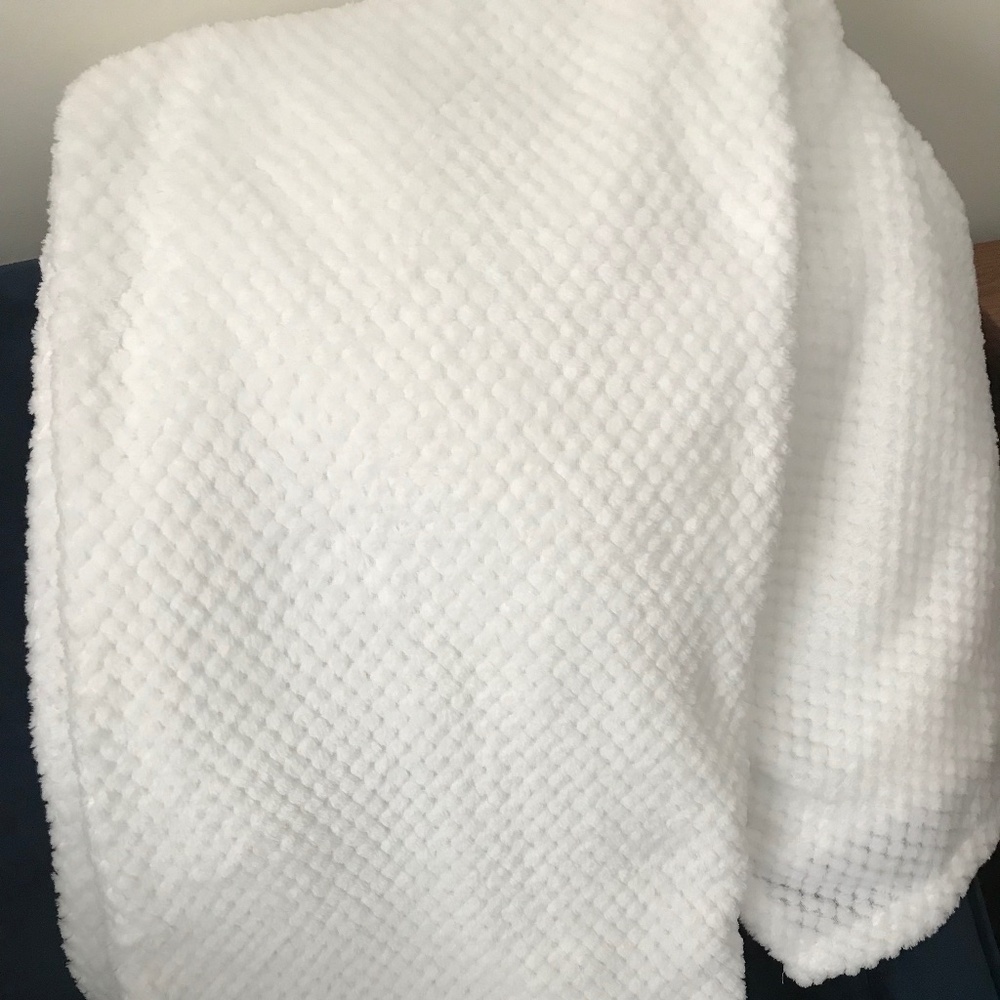 White blanket - Picture 4 of 4